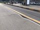 Cede l'asfalto in corso Tassoni: chiusa la strada e traffico deviato [FOTO]