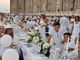 persone a tavola vestite di bianco