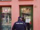 Nichelino, i vigili urbani chiudono un negozio di riparazione telefonini