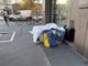 Clochard accampato davanti a una banca: “La nuova povertà che avanza” Clochard accampato davanti a una banca: “La nuova povertà che avanza”
