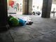 clochard sotto i portici del Comune di Torino