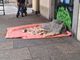 Il centro di Torino in balia del degrado: graffiti, sporcizia e senzatetto abbandonati