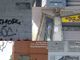 scritte staccate dal muro
