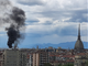 Palazzo in fiamme in via Vanchiglia: alta colonna di fumo, bus deviati [FOTO E VIDEO]