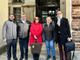 foto di gruppo con persone davanti alla porta