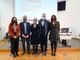 Incontro dedicato al commercio con persone sedute al tavolo