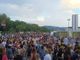 Folla di persone fuori dallo stadio