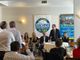 presentazione di candidature in una stanza con tavoli e sedie