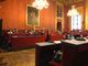 Il Consiglio comunale di Torino, sala rossa con consiglieri