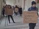 contestazione con cartelli
