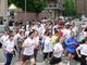 Persone che corrono in strada per una gara podistica