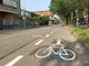 tracciato con simbolo della bicicletta su strada