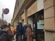 Gente in coda davanti all'Anagrafe di corso Racconigi