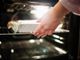 mano che estrare una terrina dal forno