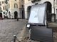 Pioggia e strada scivolosa in piazza Carlo Felice: auto distrugge cartellone pubblicitario