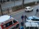 auto della polizia e ambulanza in strada
