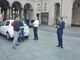 I taxisti torinesi distribuiscono 300 mascherine ai loro colleghi di fronte al Comune di Torino (FOTO)