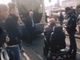 Non passa tram, disabile per protesta blocca il traffico