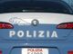 Si nasconde dietro un muretto e sfila dalle tasche i telefoni cellulari, arrestato