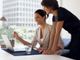 due donne alla scrivania mentre lavorano