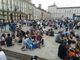 Panini, selfie e asciugamani: così in piazza Castello tutti aspettano i droni