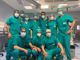 medici con camice e mascherine da sala operatoria