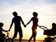 famiglia a passeggio controluce