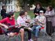 Gente che canta e suona la chitarra