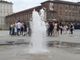 ragazzi che festeggiano nelle fontane