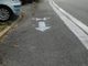 Finta pista ciclabile disegnata per terra