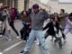 ragazzi che ballano in via Roma