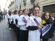 Festa della Donna, flash mob in piazza Castello: catena umana forma numero 8
