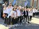 Flash mob con ragazzi vestiti di bianco