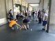 persone sotto portici