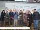 foto di gruppo con cartelli e manifestazione di piazza