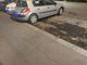 auto con machete parcheggiata