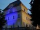 Pianezza, il municipio illuminato di blu per sostenere il piccolo Charlie
