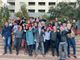 foto di gruppo con pugno alzato