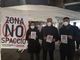 Bancarella con alcune persone attorno