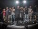 musicisti abbracciati sul palco