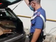 carabinieri apre bagagliaio di auto con rame rubato