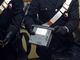 carabinieri con autoradio in mano