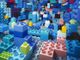 Jee Young Lee in mezzo a mattoncini lego enormi