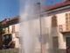 Trofarello, in centro spunta un geyser: tutta colpa di un tombino