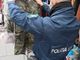 Agente di Polizia Municipale con un capo d'abbigliamento