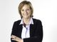 donna sorridente con le braccia incrociate