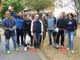 Sacchi e rastrelli per via Monastir: cittadini e M5S ripuliscono l'area verde