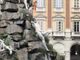 La foto del giubbotto lasciato appeso sul monumento al centro di piazza Statuto