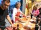 Persone che cucinano gnocchi