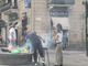 gente che griglia in strada